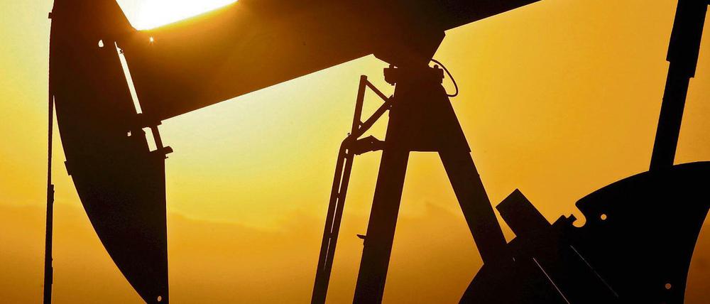 Ölpumpen auf einem Ölfeld bei Ponca City, Oklahoma, USA. 