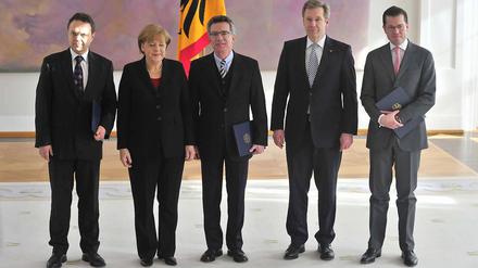 Drei bleiben, einer geht: Bundespräsident Wulff hat die Kabinettsumbildung von Kanzlerin Merkel gebilligt und die neuen Minister offiziell ernannt.