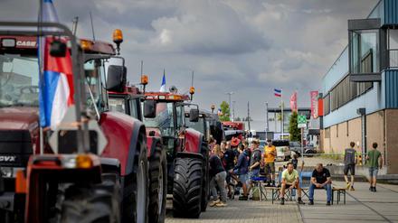 Bauern blockieren den Eingang eines Supermarkts in den Niederlanden. Sie befürchten, dass zahlreiche Vieh-Betriebe schließen müssen. 