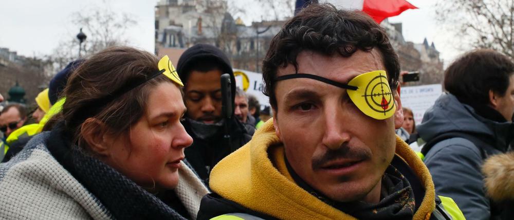 Ein Demonstrant in Paris trägt während des Protests eine Augenklappe.