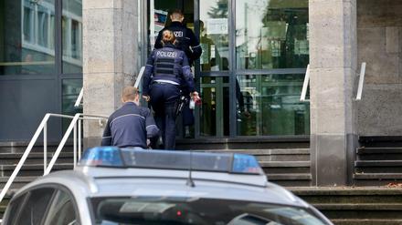 Polizisten betreten das Präsidium in Mülheim an der Ruhr, wo 15 Beamte wegen rechter Chats suspendiert sind.