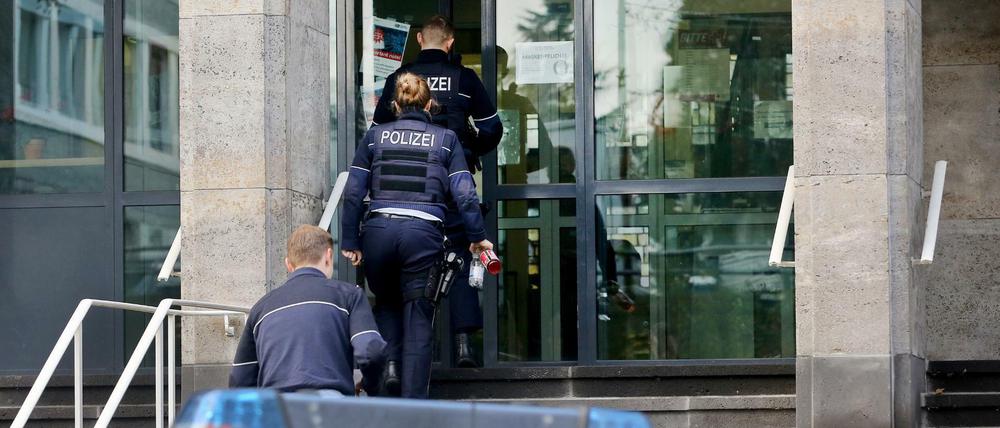 Polizisten betreten das Präsidium in Mülheim an der Ruhr, wo 15 Beamte wegen rechter Chats suspendiert sind.