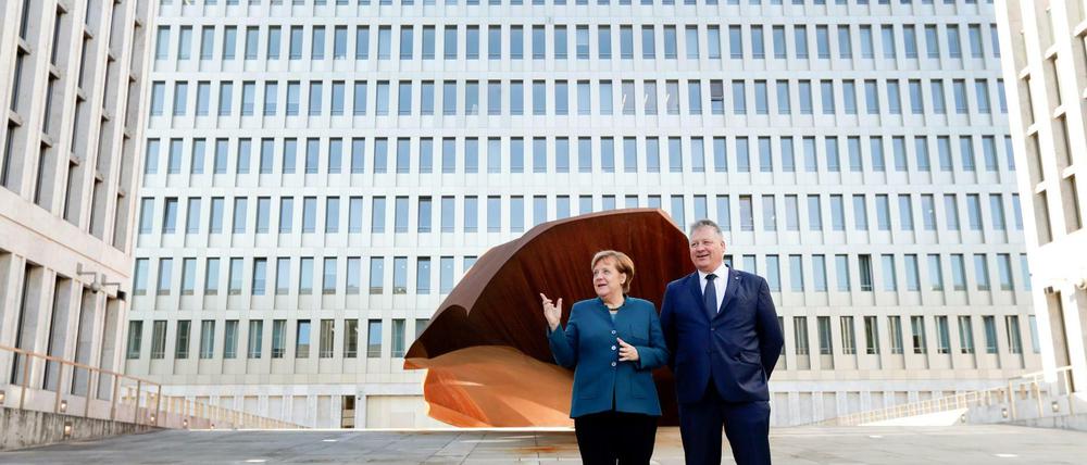 Bundeskanzlerin Angela Merkel (CDU) und der Präsident des BND, Bruno Kahl, stehen bei der offiziellen Eröffnung vor der neuen Zentrale des Bundesnachrichtendienstes (BND).