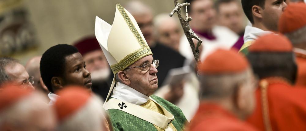 Papst Franziskus eröffnet am 4. Oktober 2015 die Weltbischofssynode zu Ehe und Familie mit einem Gottesdienst im Petersdom.