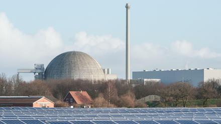 Ein kleiner Solarpark liegt neben der Zubringerstraße zum Kernkraftwerk Unterweser in Esensham (Niedersachsen). Das Atomkraftwerk an der Weser ist seit Jahren vom Netz. Wer die Kosten für den Rückbau und den angefallenen Atommüll trägt, wird derzeit in einer Kommission verhandelt. 