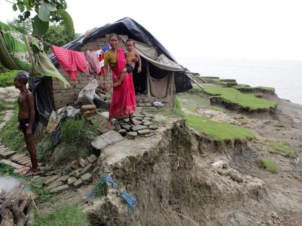 Der Klimawandel trifft die Armen in verwundbaren Lebensumständen am härtesten. Das Foto ist im Sommer 2014 auf der Ghoramara Insel entstanden, die in der Bucht von Bengal rund 160 Kilometer von Kalkutta entfernt versinkt. 
