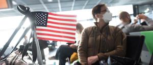 Reisende mit USA-Fähnchen am Flughafen Frankfurt/Main (Archivbild)