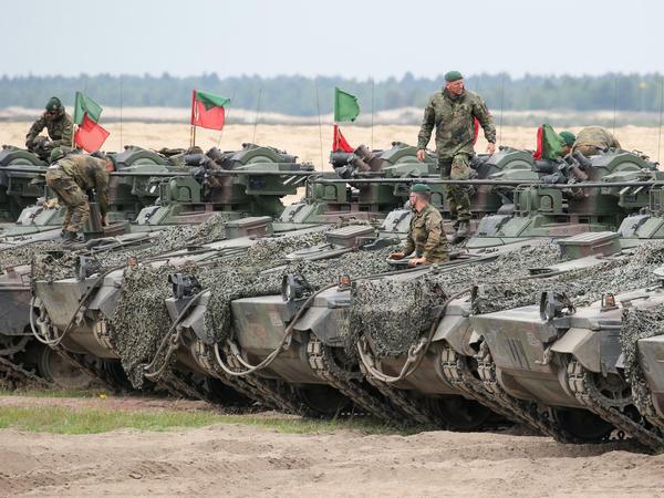Als Antwort auf die russische Annexion der Krim hat die Nato eine schnelle Eingreiftruppe aufgebaut: Deutsche Schützenpanzer vom Typ Marder auf einem Truppenübungsplatz in Polen. 