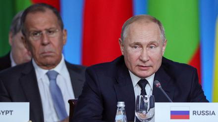 Der russische Präsident Wladimir Putin (r.), dahinter sein Außenminister Sergej Lawrow