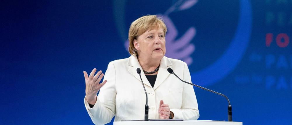 Bundeskanzlerin Angela Merkel spricht anlässlich des 100. Jahrestages des Waffenstillstands des Ersten Weltkriegs auf das Podium beim Paris Peace Forum.