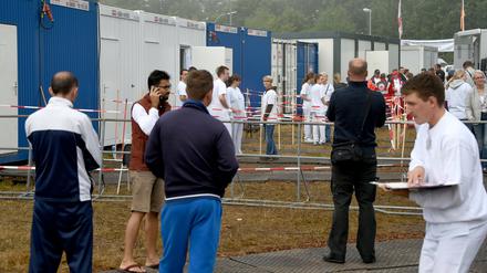 Medizinisches Personal und Flüchtlinge in Rendsburg (Schleswig-Holstein) vor der in Containern untergebrachten medizinischen Erstversorgungseinrichtung. 