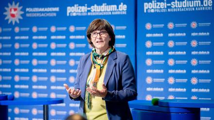 Saskia Esken, Bundesvorsitzende der SPD, spricht während einer Diskussion mit Studierenden der Polizeiakademie.
