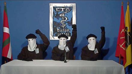 Maskierte der baskischen Untergrundorganisation ETA erklären in einer Videobotschaft das Ende des bewaffneten Kampfes.