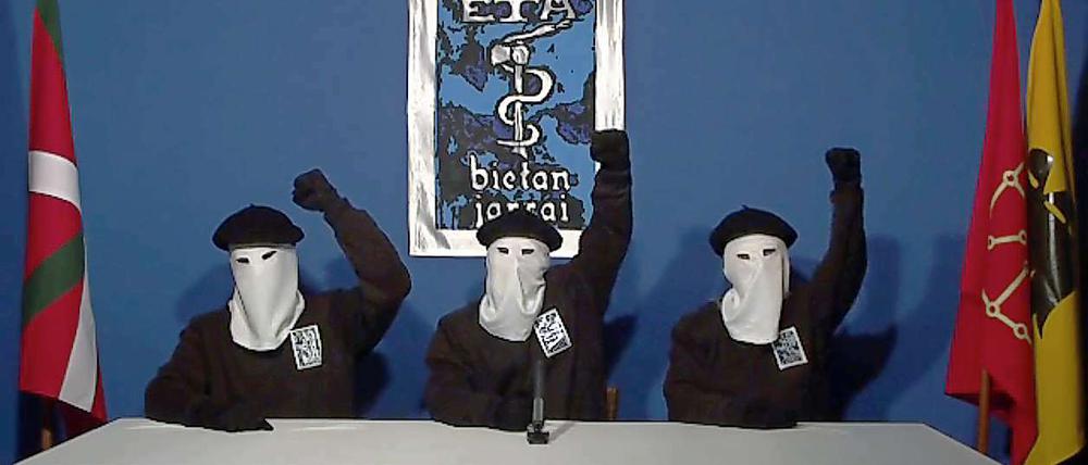 Maskierte der baskischen Untergrundorganisation ETA erklären in einer Videobotschaft das Ende des bewaffneten Kampfes.