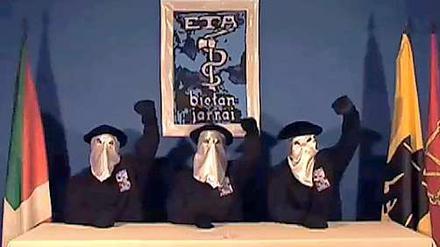Bizarres Bild. Die baskische Eta-Terroristen versuchen sich als Friedensengel mit schimmernden Masken.