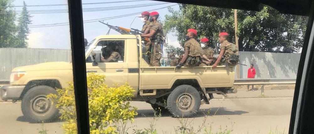 Militär patrouilliert in den Straßen von Addis Ababa.