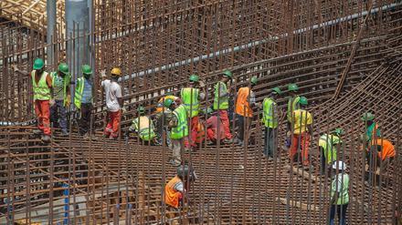Bauarbeiter in Afrika. Würden sie als Fachkräfte nach Deutschland kommen?