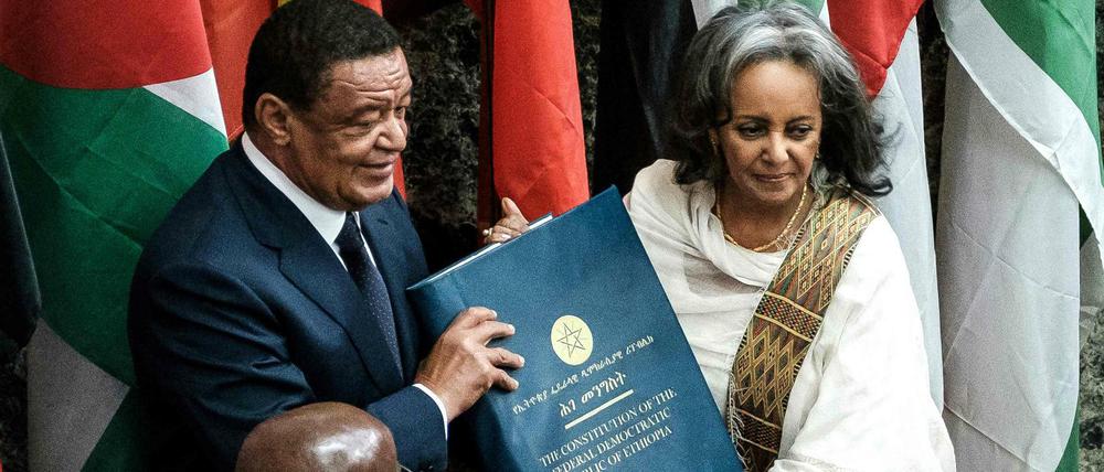 Die neue Präsidentin Sahle-Work Zewde mit ihrem Vorgänger Mulatu Teshomea (li.) n Addis Ababa on October 25, 2018.