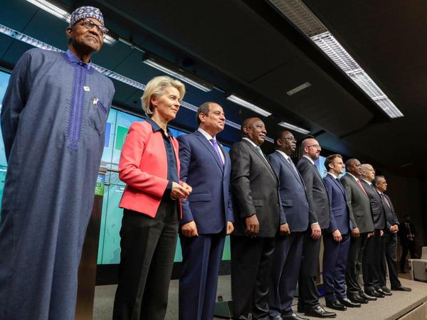 Muhammadu Buhari (li.), Präsident von Nigerias, Ursula von der Leyen, Präsidentin der EU-Kommission und die weiteren afrikanischen Staatschefs beim EU-Afrika-Gipfel in Brüssel vom 18.-20. Februar.
