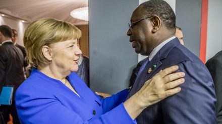 An diesem Mittwoch reist Kanzlerin Merkel nach Afrika. Die Aufnahme von 2017 zeigt Merkel den senegalesischen Präsidenten Macky Sall
