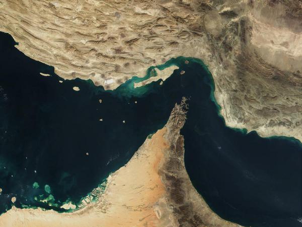 Satelliten-Aufnahme der Straße von Hormus, einer der wichtigsten Handelsrouten der Welt. 