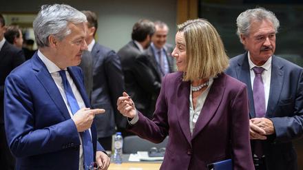 Der belgische Außenminister Didier Reynders (l) und die EU-Außenbeauftragte Federica Mogherini in Brüssel. 