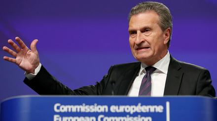 EU-Haushaltskommissar Günther Oettingen bei seiner Pressekonferenz am Mittwoch in Brüssel.