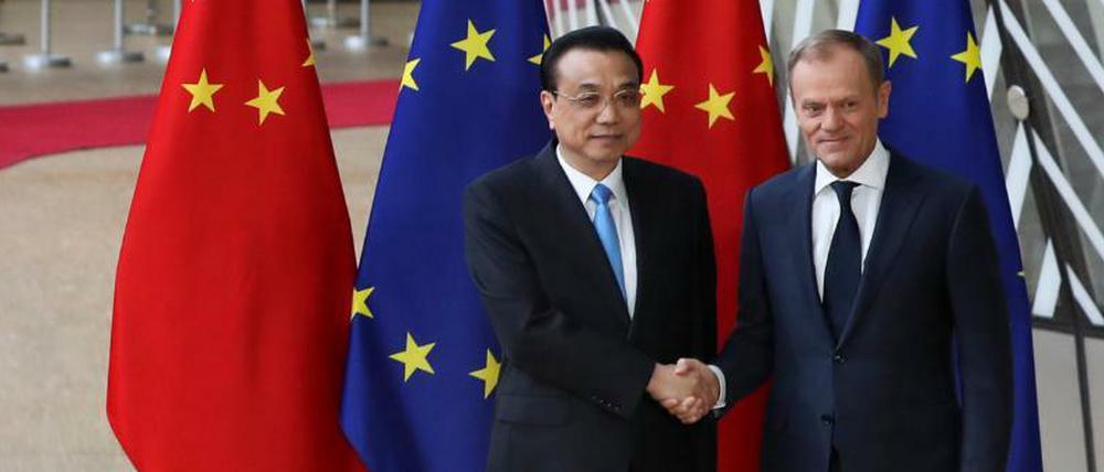 EU-Ratspräsident begrüßt Li Keqiang, Ministerpräsident von China.