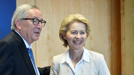Jean-Claude Juncker mit seiner Nachfolgerin Ursula von der Leyen