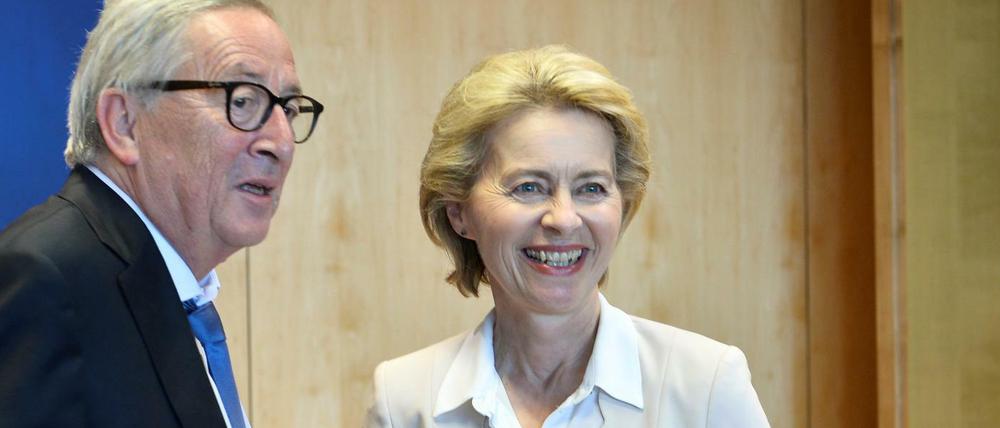 Jean-Claude Juncker mit seiner Nachfolgerin Ursula von der Leyen
