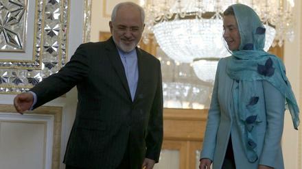 Der iranische Außenminister Mohammed Dschawad Sarif weist der EU-Außenbeauftragten Federica Mogherini den Weg.