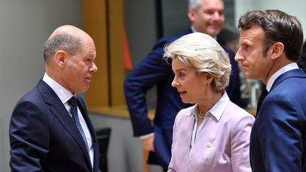 Kanzler Olaf Scholz (SPD), EU-Kommissionschefin Ursula von der Leyen (CDU) und Frankreichs Präsident Emmanuel Macron.