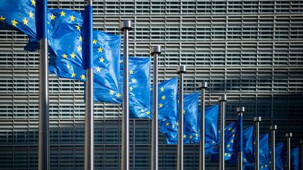 Belgien, Brüssel: Flaggen der Europäischen Union wehen im Wind vor dem Berlaymont-Gebäude, dem Sitz der Europäischen Kommission.