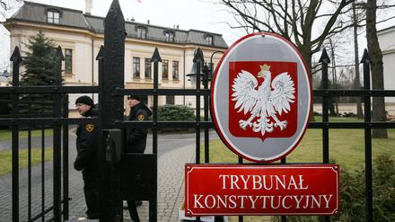 Sicherheitspersonal steht am Tor des polnischen Verfassungsgerichts.
