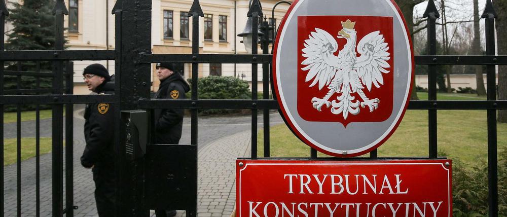 Sicherheitspersonal steht am Tor des polnischen Verfassungsgerichts.