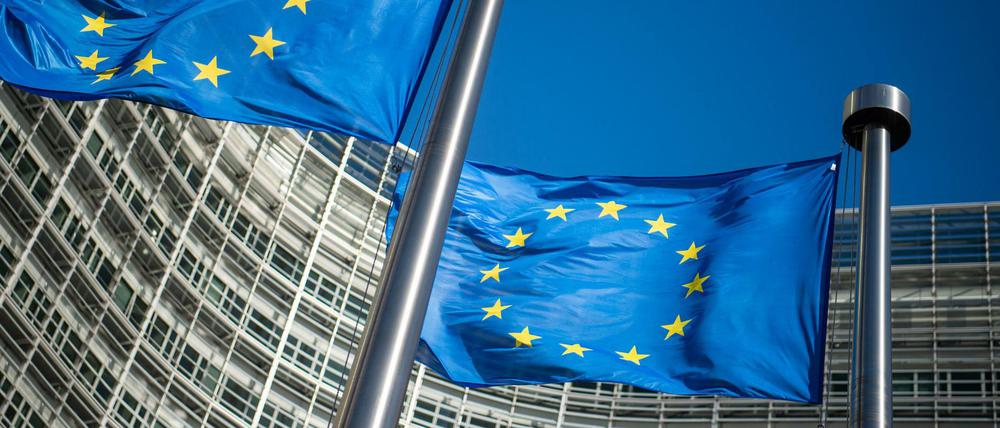 Flaggen der Europäischen Union wehen im Wind vor dem Berlaymont-Gebäude, dem Sitz der Europäischen Kommission