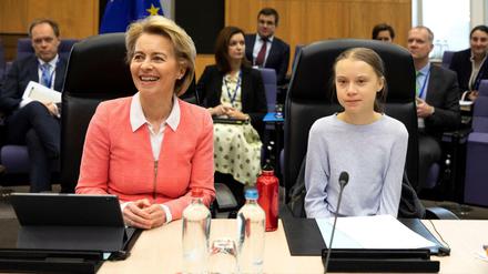 Greta Thunberg und Ursula von der Leyen, nehmen an der Sitzung des Kollegiums der Kommissare in Brüssel teil. 