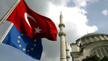 Die EU und die Türkei streiten um die Visafreiheit für türkische Bürger und den Flüchtlingspakt.