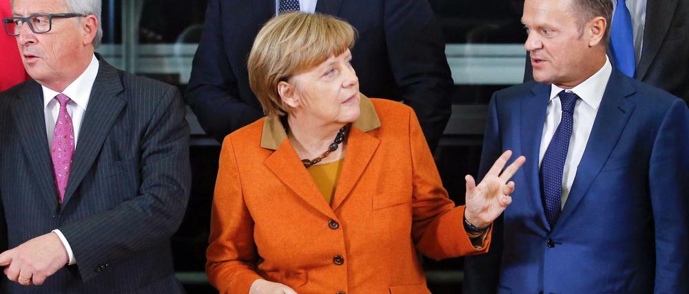 Unterschiedliche Sichtweise. EU-Kommissionschef Juncker (links), Kanzlerin Merkel und Ratspräsident Tusk im Oktober 2015.