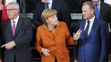 Auch beim Gruppenfoto vor der Sitzung scheint zwischen EU-Kommissionspräsident Jean-Claude Juncker (links), Bundeskanzlerin Angela Merkel und EU-Ratspräsident Donald Tusk schon Uneinigkeit zu herrschen. 
