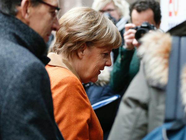 Umlagert: Bundeskanzlerin Angela Merkel in Brüssel.