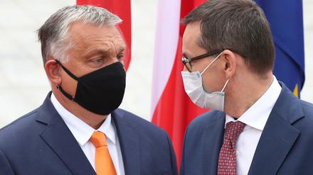 Zwei, die sich im Haushaltsstreit entgegen aller einig sind: Mateusz Morawiecki (r.) und Viktor Orban.