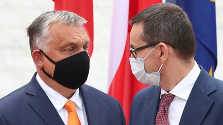 Mateusz Morawiecki (r), Premierminister von Polen, begrüßt Viktor Orban, Premierminister von Ungarn.