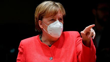 Bundeskanzlerin Angela Merkel (CDU) zeigt vor einem Treffen am runden Tisch im Rahmen des EU-Gipfels.