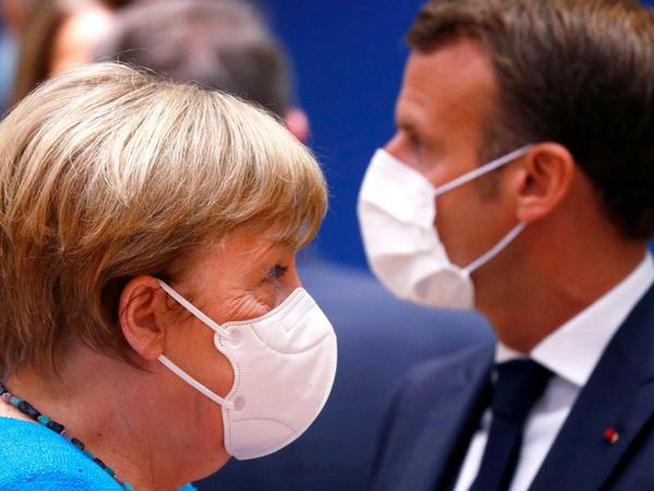 Bundeskanzlerin Angela Merkel (CDU) und der französische Präsident Emmanuel Macron am Samstag beim EU-Sondergipfel in Brüssel.