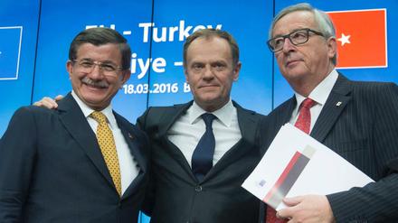 Der türkische Ministerpräsident Ahmet Davutoglu, EU-Ratspräsident Donald Tusk und Kommissionspräsident Jean-Claude Juncker (v.l.).