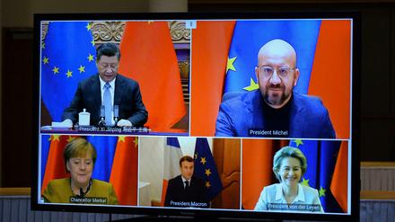 Videokonferenz zur Grundsatzeinigung. Ein Bildschirm zeigt Chinas Staatschef Xi Jinping (oben , von links nach rechts), EU-Ratschef Charles Michel, Kanzlerin Angela Merkel, Frankreichs Staatschef Emmanuel Macron und EU-Kommissionschefin Ursula von der Leyen.