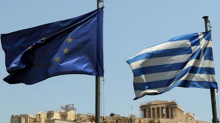 Die Fahnen der EU und Griechenlands flattern vor der Akropolis in Athen im Wind. 