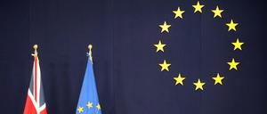 Die Flaggen von Großbritannien und der EU stehen im EU-Ratsgebäude in Brüssel.