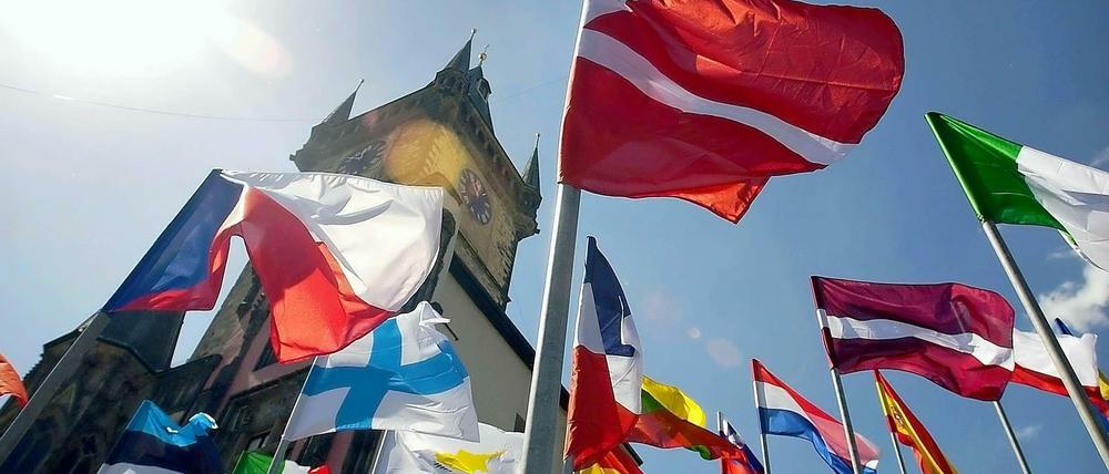 Flaggen verschiedener EU-Staaten vor dem Rathaus in der Prager Altstadt.